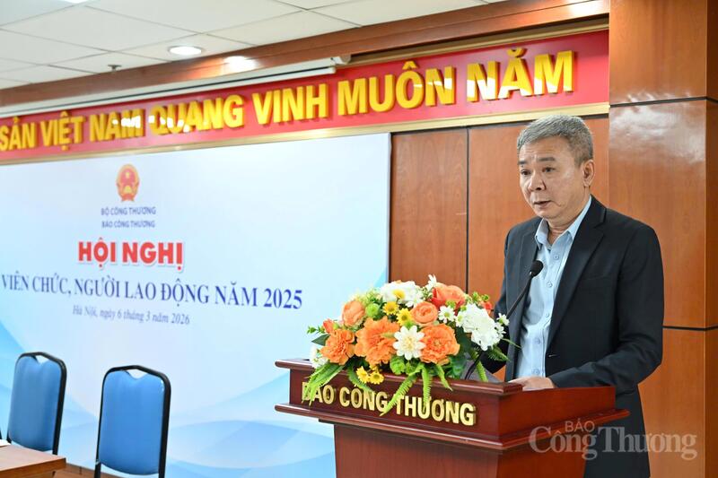 Phó Tổng Biên tập Báo Công Thương Nguyễn Tiến Cường trình bày báo cáo đánh giá, tổng kết công tác lãnh đạo, chỉ đạo và kết quả hoạt động năm 2025 của Báo Công Thương. Ảnh: Cấn Dũng