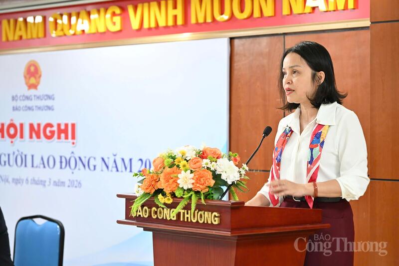 Phó Tổng Biên tập Báo Công Thương Nguyễn Thị Thùy Linh trình bày báo cáo thực hiện Quy chế dân chủ và Nghị quyết Hội nghị viên chức, người lao động năm 2024 của Báo Công Thương. Ảnh: Cấn Dũng