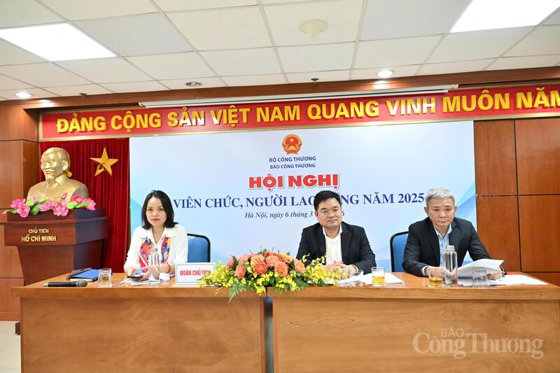 Đoàn Chủ tịch điều hành Hội nghị. Ảnh: Cấn Dũng