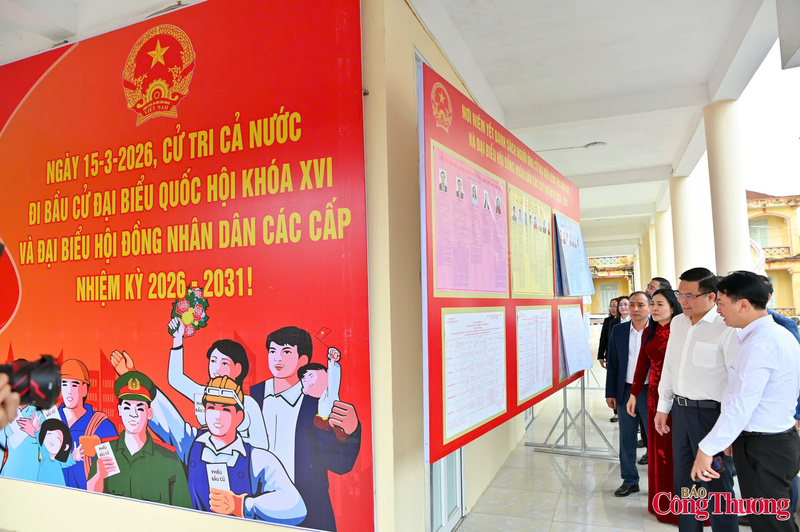 Ứng cử viên đại biểu Quốc hội khóa XVI - Quyền Bộ trưởng Bộ Công Thương Lê Mạnh Hùng cùng các ứng cử viên tại điểm bầu cử số 02 của thành phố Hải Phòng xem các danh sách niêm yết các ứng cử viên trên địa bàn thành phố.