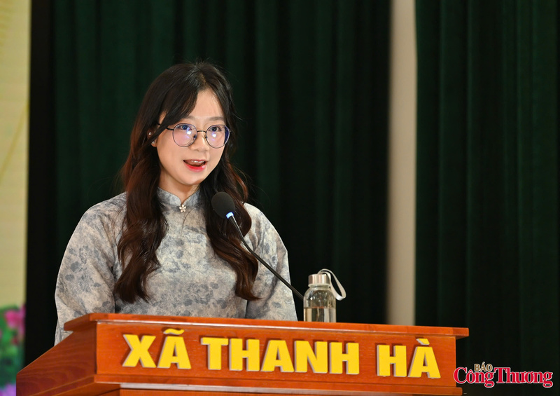 Đồng chí Hoàng Minh Phương, Giảng viên Khoa Ngoại ngữ, Trường Đại học Hải Phòng trình bày chương trình hành động ứng cử đại biểu Quốc hội khóa XVI.