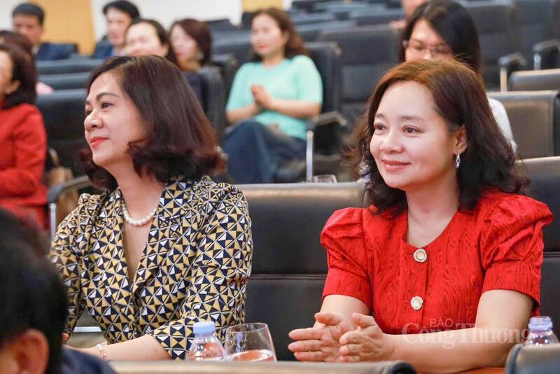 Bộ Công Thương gặp mặt chúc mừng Ngày Quốc tế phụ nữ 8/3 - 8