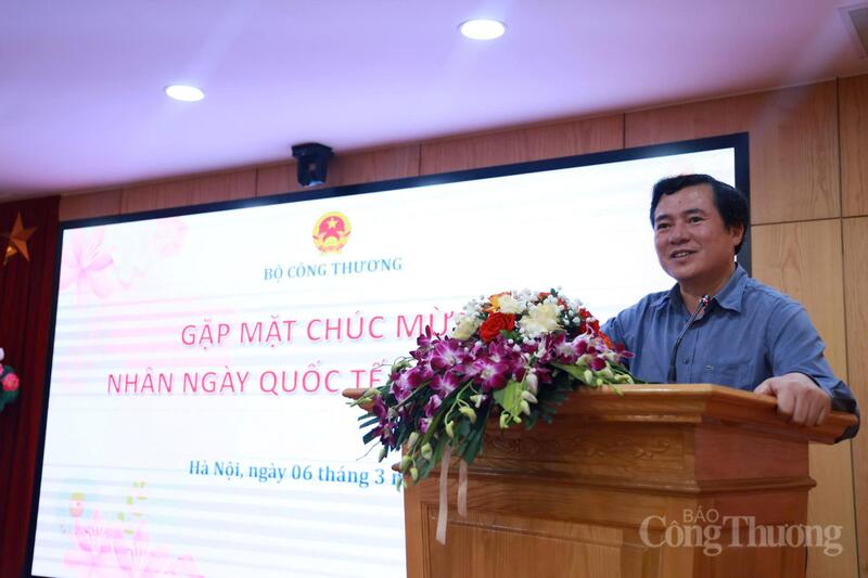 Thứ trưởng Bộ Công Thương Nguyễn Sinh Nhật Tân phát biểu tại buổi gặp mặt.