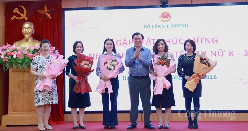 Thứ trưởng Bộ Công Thương Nguyễn Sinh Nhật Tân tặng hoa cho các nữ lãnh đạo và nữ cán bộ, công chức, viên chức, người lao động trong toàn ngành.