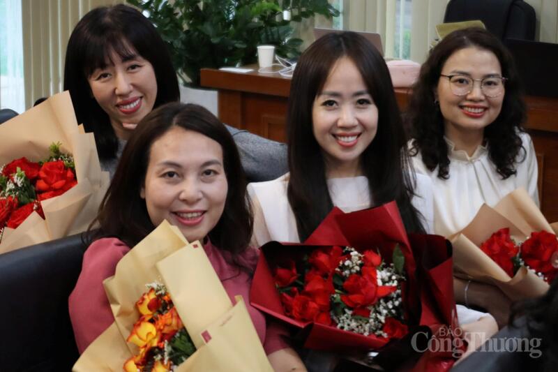 Niềm vui của các nữ lãnh đạo cùng nữ cán bộ, người lao động Bộ Công Thương trong buổi gặp mặt chúc mừng Ngày Quốc tế phụ nữ 8/3.