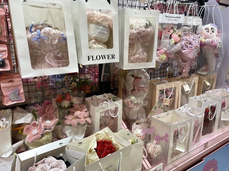 Các set quà được thiết kế sẵn với hoa len, gấu bông mini và nến thơm thu hút nhiều bạn trẻ.