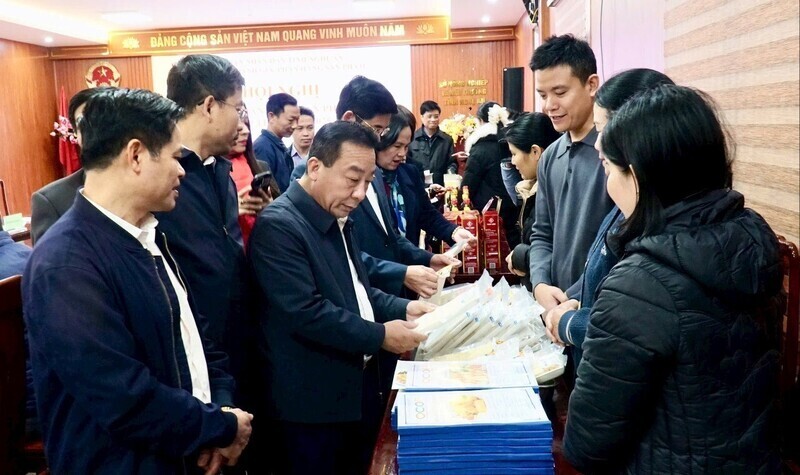 Đông đảo chị em tham gia giới thiệu về sản phẩm trong buổi đánh giá, phân hạng sản phẩm OCOP tỉnh Nghệ An năm 2025. Ảnh: Mai Liễu