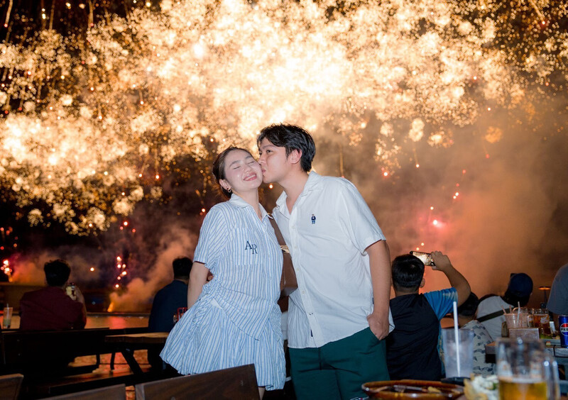 Màn pháo hoa tưng bừng hàng đêm ở thị trấn Hoàng Hôn khiến kỳ nghỉ 8/3 của các cặp đôi thêm lãng mạn.