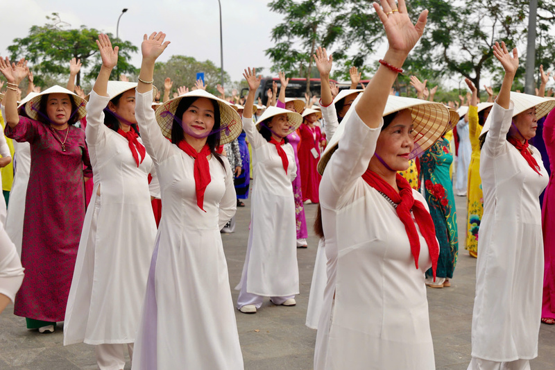 Với những bộ áo dài truyền thống, nhiều phụ nữ xinh đẹp, rạng rỡ tham gia Ngày hội "Rực rỡ tháng 3". Ảnh: Nguyễn Tuấn