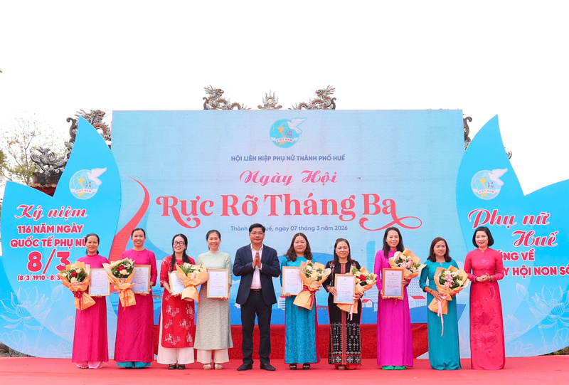 Trao tặng hoa cho các chị em phụ nữ tham gia các chương trình trong khuôn khổ Ngày hội "Rực rỡ tháng 3". Ảnh: Nguyễn Tuấn