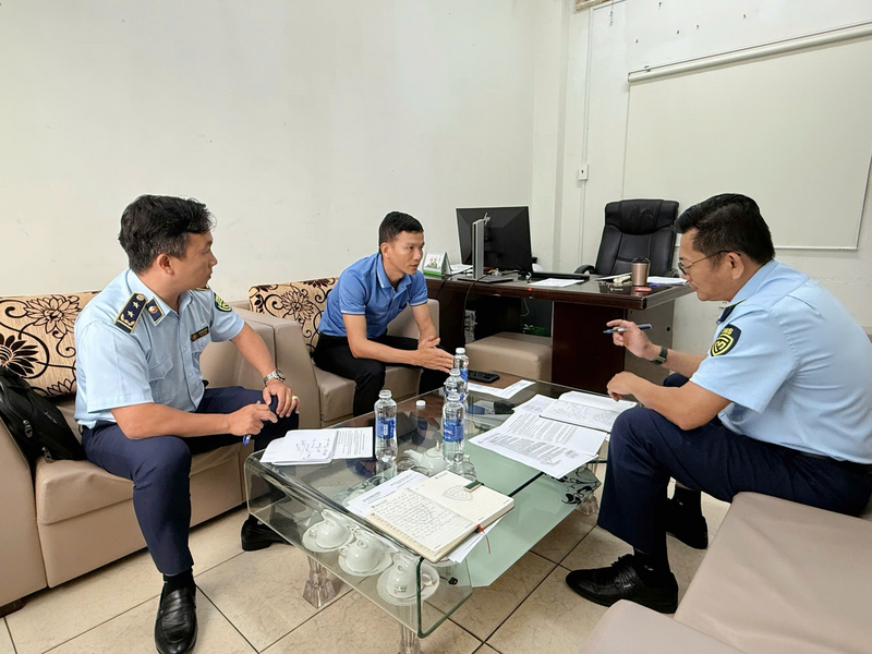 Các đội QLTT được yêu cầu tăng cường công tác quản lý địa bàn, chủ động nắm bắt diễn biến cung cầu và giá cả thị trường để kịp thời phát hiện, ngăn chặn và xử lý các hành vi vi phạm theo quy định của pháp luật. Ảnh: Tuệ Lâm