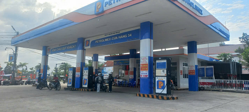 Chiều 7/3, hoạt động kinh doanh xăng dầu tại cửa hàng xăng dầu số 34 thuộc Công ty xăng dầu Huế, tại xã Phú Vinh diễn ra bình thường. Ảnh: Nguyễn Tuấn