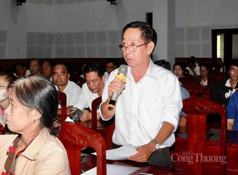 Cử tri Trang Hữu Khương (phường Vị Thanh) trình bày tại buổi tiếp xúc. Ảnh: Khánh Ngọc