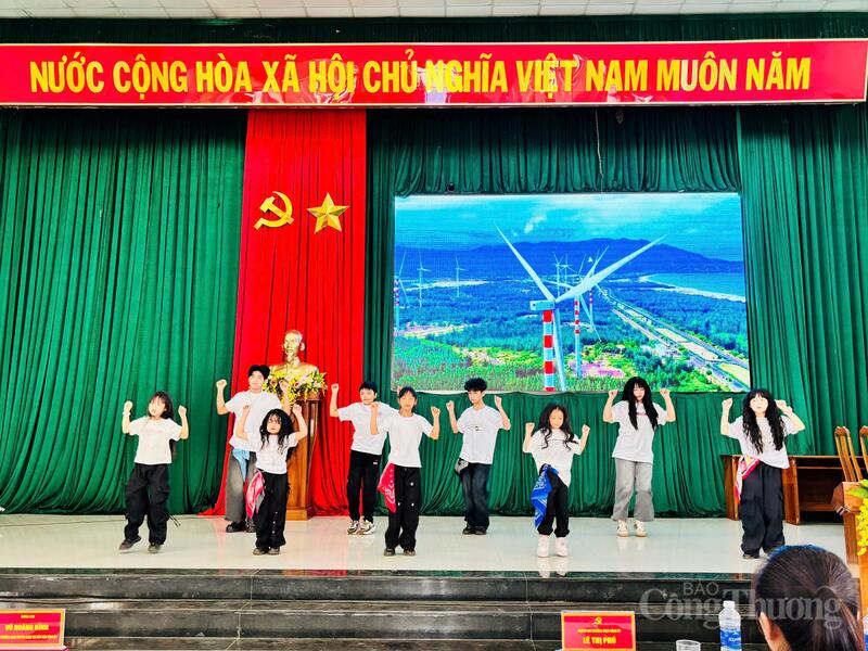 Văn nghệ chào mừng.