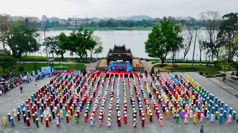 Gần 1.000 phụ nữ trong tà áo dài với điệu dân vũ "Xinh tươi Việt Nam". Ảnh: Nguyễn Tuấn