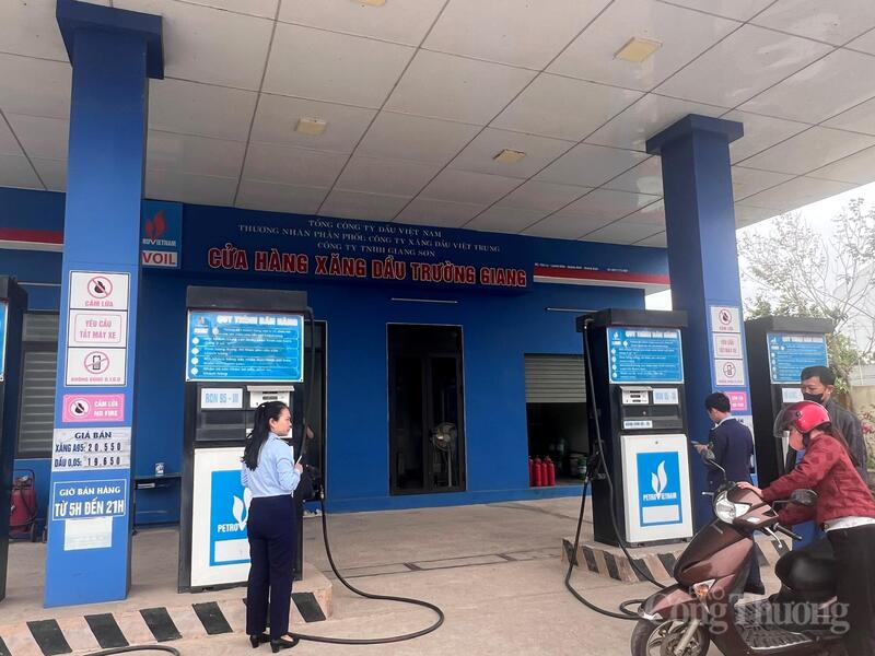 Chi cục Quản lý thị trường Quảng Trị kiểm tra một cửa hàng kinh doanh xăng dầu trên địa bàn