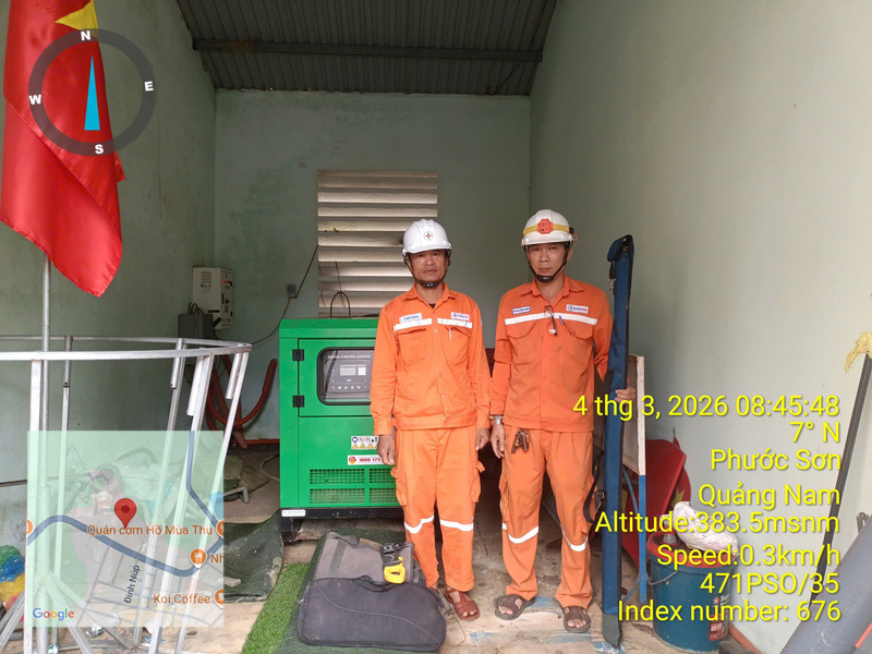 Điệc lực Hiệp Đức trực máy phát sẵn sàng tại các điểm tiếp xúc cử tri. Ảnh: Văn Phong