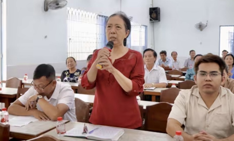 Cử tri Phan Hồng Nhung (phường Tân An) bày tỏ mong muốn tại buổi tiếp xúc - Ảnh: Nhẫn Nam