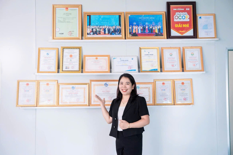 Chị Nguyễn Thị Hằng tự hào về những sản phẩm đạt chứng nhận OCOP cùng các danh hiệu khen thưởng. Ảnh: Mai Liễu