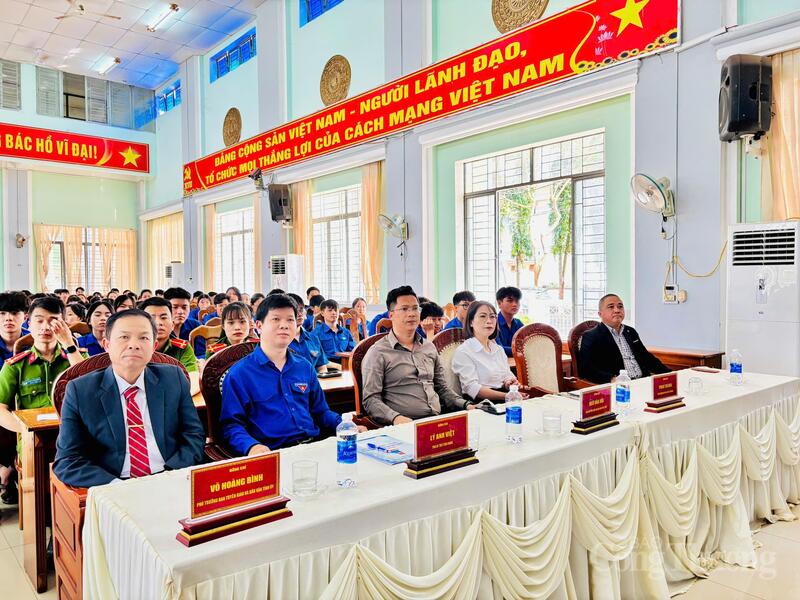 Tham dự chương trình có đại diện lãnh đạo Ban Tuyên giáo và Dân vận Tỉnh ủy, Tỉnh đoàn Gia Lai, lãnh đạo địa phương cùng đông đảo đoàn viên, thanh niên và hơn 200 người dân trên địa bàn.