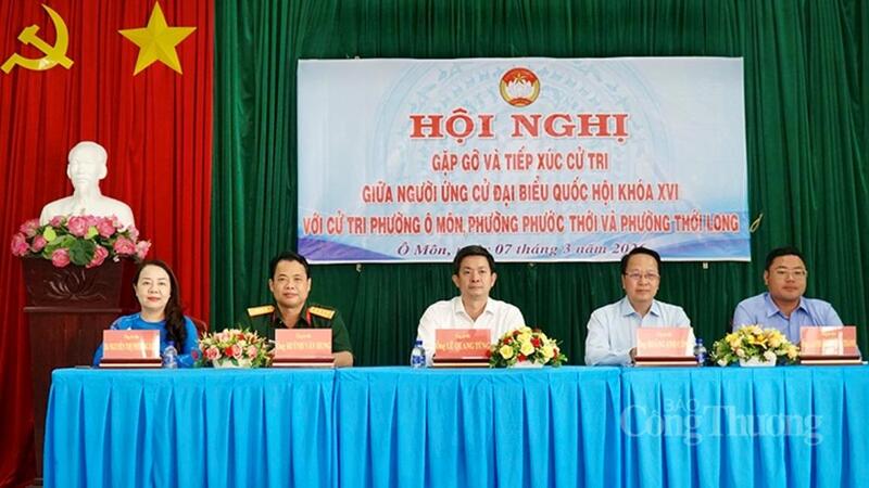 Cử tri Cần Thơ nghe chương trình hành động của ứng cử viên - Ảnh: Khánh Ngọc