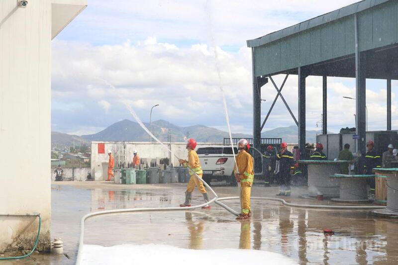 Nâng cao kỹ năng phối hợp với lực lượng Cảnh sát PCCC&CNCH, đồng thời tăng cường tính chủ động trong công tác phòng ngừa và ứng phó khi xảy ra các tình huống tai nạn, cháy nổ tại cơ sở.