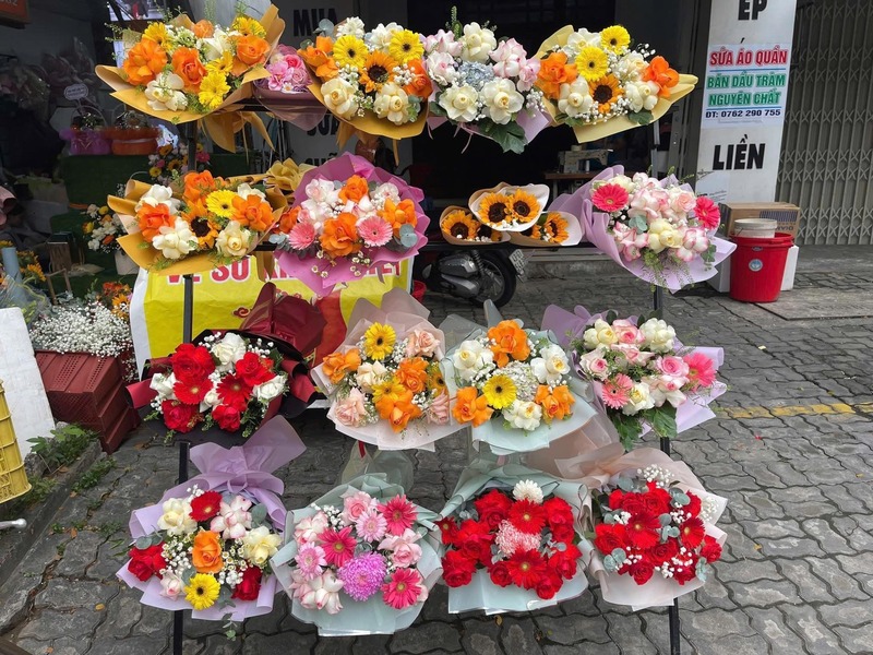 Các bó hoa thiết kế sẵn cỡ vừa thường có giá từ 200.000 - 500.000 đồng. Ảnh: Diễm Phúc