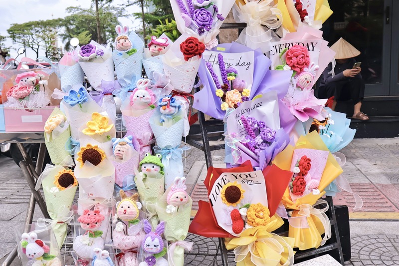 Các sản phẩm quà tặng từ len đẹp, bắt mắt. Ảnh: Diễm Phúc