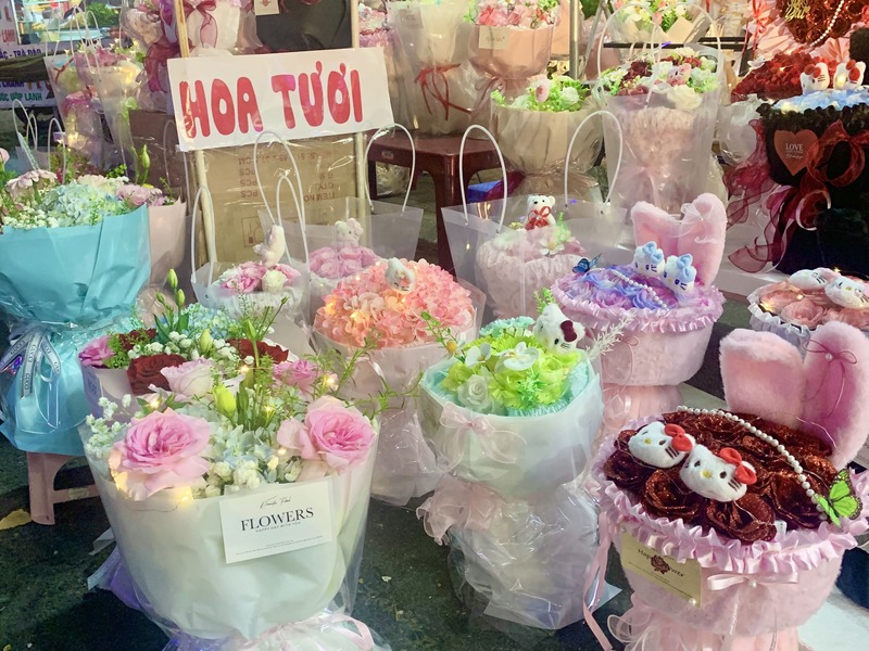 Hoa sáp vừa đáp ứng yêu cầu giữ được lâu, vừa có độ giống hoa thật đến 70% nên được khách hàng khá ưa chuộng. Ảnh: Diễm Phúc