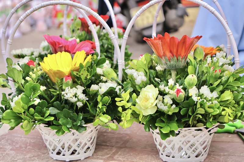 Mỗi lẵng hoa có giá bán chỉ khoảng 50.000 đồng. Ảnh: Diễm Phúc