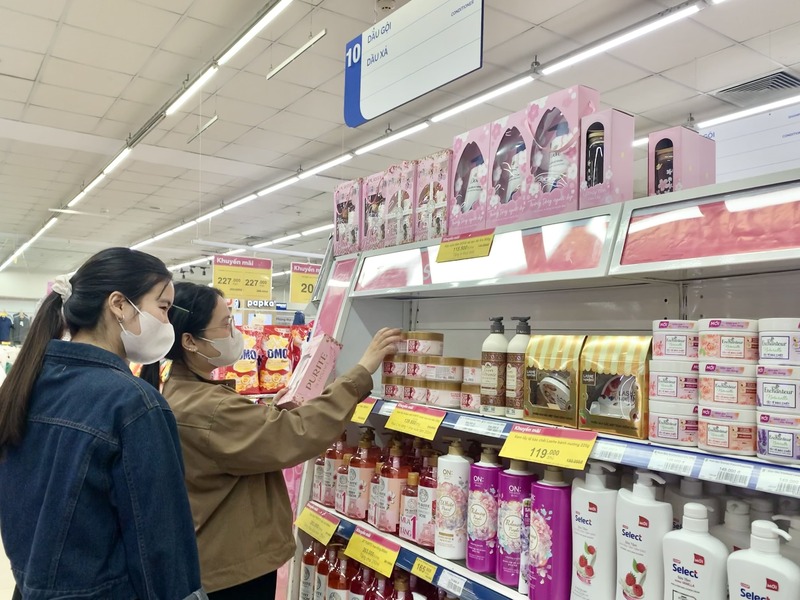Tại các siêu thị, các combo quà tặng chăm sóc da dịp 8/3 được khách hàng đặc biệt quan tâm. Ảnh: Diễm Phúc
