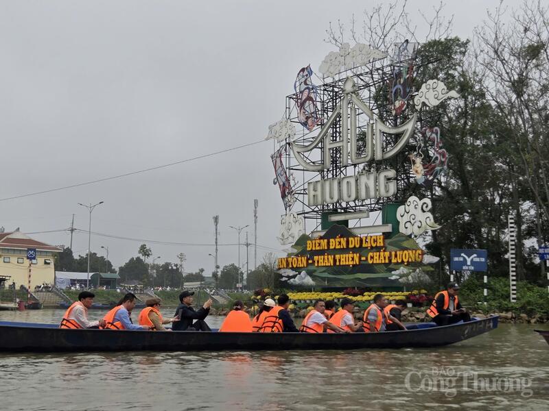 Du khách đi thuyền trên suối Yến.