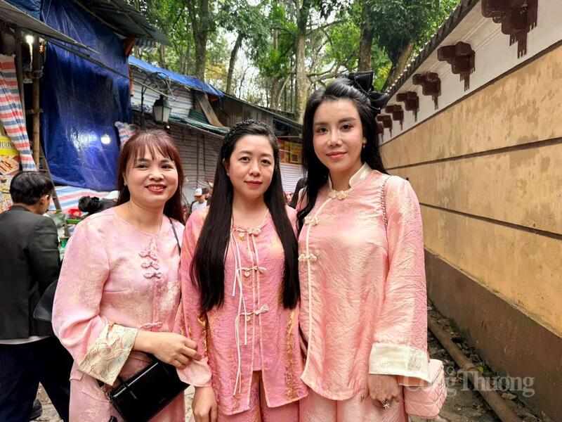 Nhiều bạn trẻ tranh thủ dịp cuối tuần đến chùa Hương vãn cảnh, dâng hương và lưu lại những khoảnh khắc đầu xuân.