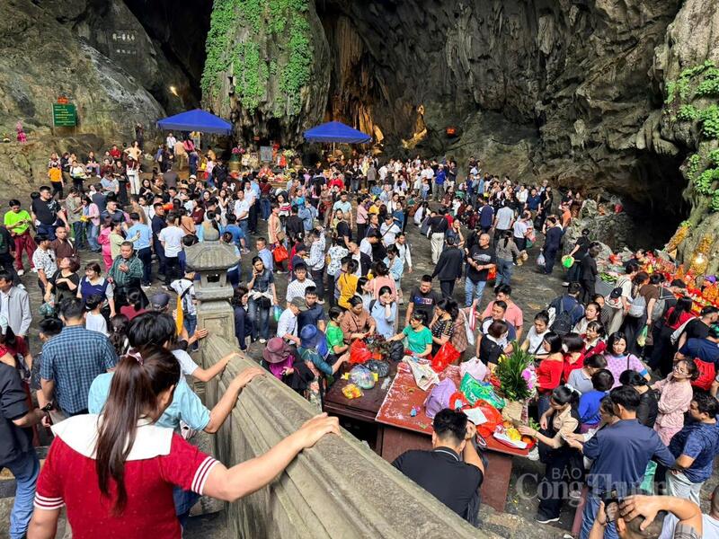 Dòng người đi bộ xuống động Hương Tích.