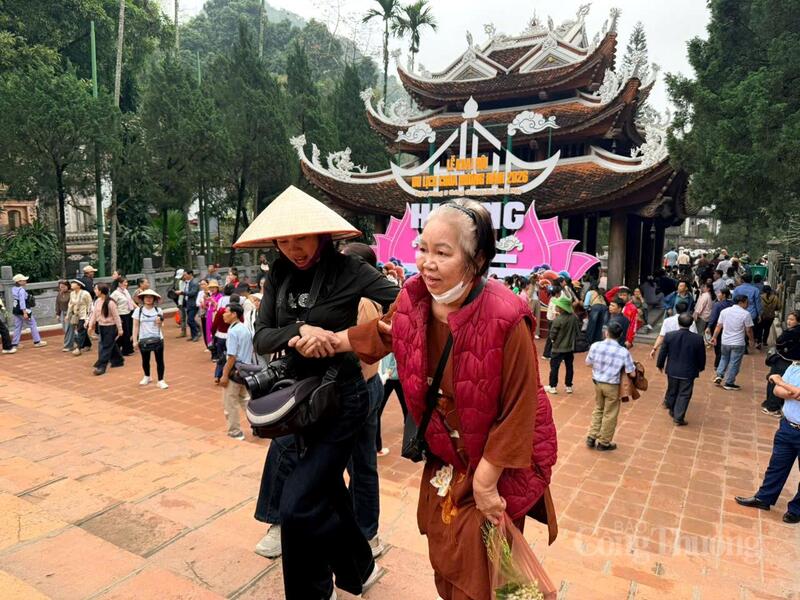 Bà Đỗ Thị Thêm (72 tuổi) dù đau chân nhưng năm nào cũng tới chùa Hương vãn cảnh, cầu an.