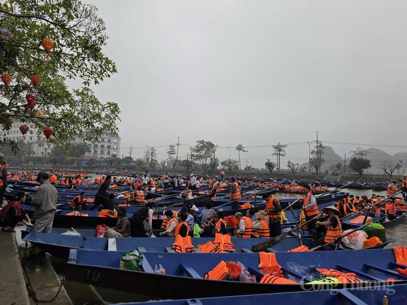 Những chiếc đò tấp nập trên dòng suối Yến, chuẩn bị đưa khách từ bến Yến vào chùa Thiên Trù.