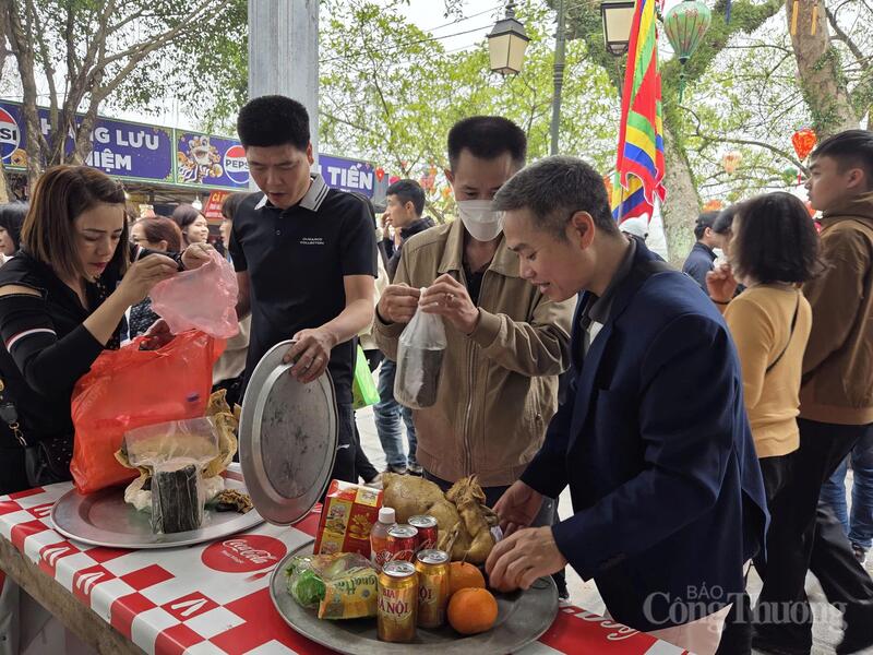 Người dân chuẩn bị lễ vật vào chùa Hương.