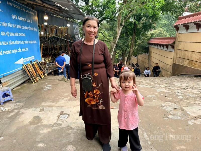 Bà Trần Thị Loan (66 tuổi) cùng gia đình tới chùa Hương từ sáng sớm.