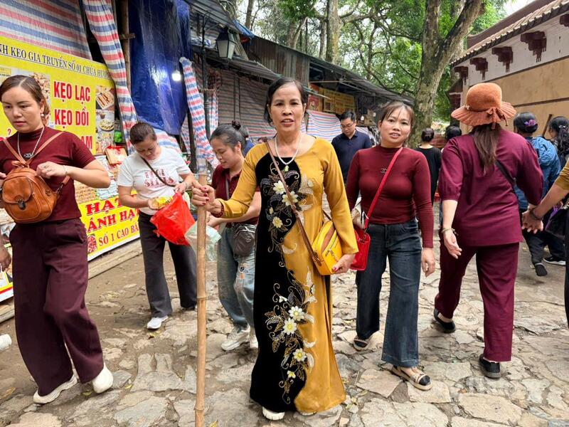 Bà Trần Thị Lụa (60 tuổi) đi từ Cần Thơ về lễ Phật cầu an tại chùa Hương.