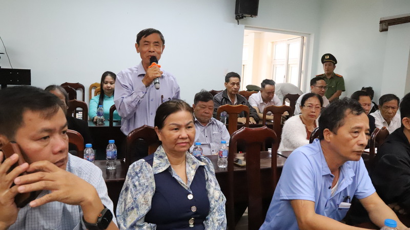 Cử tri nêu ý kiến tại hội nghị tiếp xúc cử tri. Ảnh: Công Lý