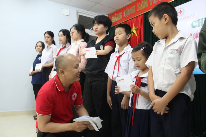 Trao học bổng thuộc chương trình đỡ đầu dài hạn, hỗ trợ các em từ tiểu học đến khi hoàn thành học tập, tốt nghiệp và có việc làm ổn định. Ảnh: Bình An