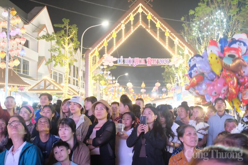 Phố đi bộ Mường Thanh thu hút đông đảo người dân và du khách