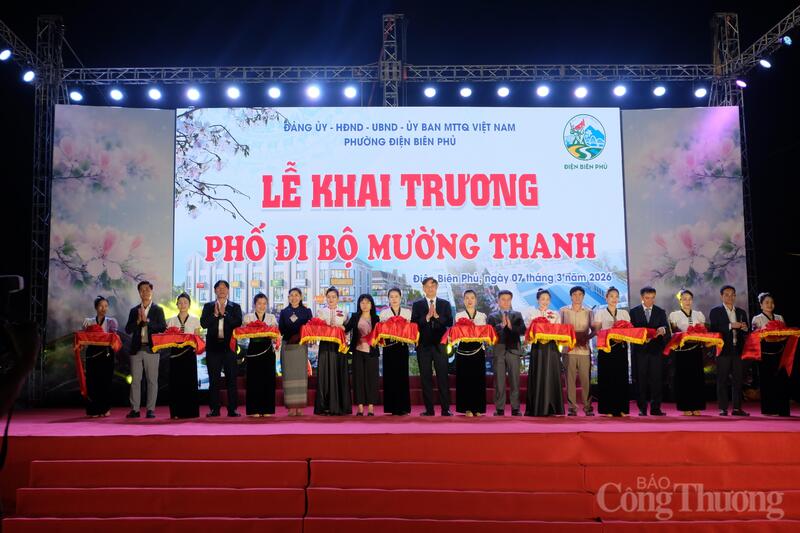 Các đại biểu cắt băng khai trương phố đi bộ Mường Thanh