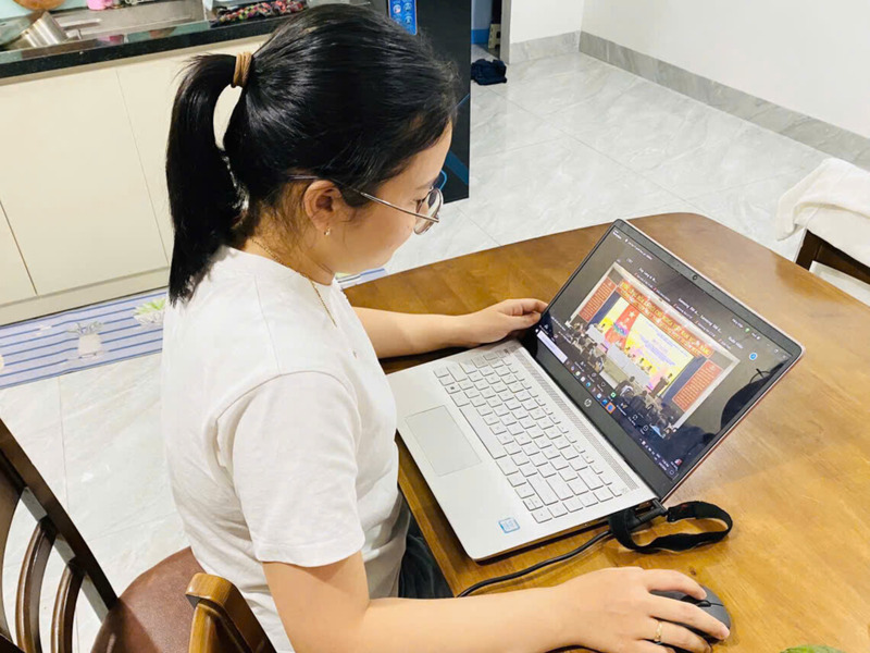 Công nghệ số giúp cử tri dễ dàng tìm hiểu, lắng nghe trực tiếp và đặt câu hỏi với các ứng viên đại biểu Quốc hội khóa XVI và ứng viên Đại biểu HĐND thành phố, HĐND xã, phường qua các buổi tiếp xúc cử tri trực tuyến. Ảnh: Bình An