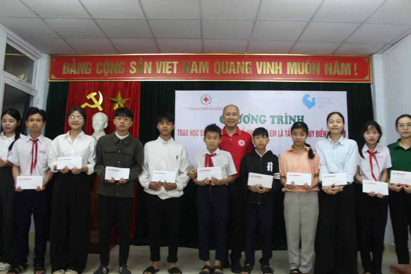 Nhiều năm nay, từ nguồn hỗ trợ của Tổ chức CAA.A, hơn 100 học sinh đã được "tiếp sức" đến trường với tổng kinh phí gần 4 tỷ đổng. Ảnh: Bình An