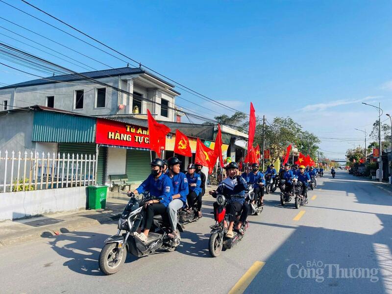 Những chuyến xe tuyên truyền lưu động đưa 'lá phiếu' đến gần cử tri - 1