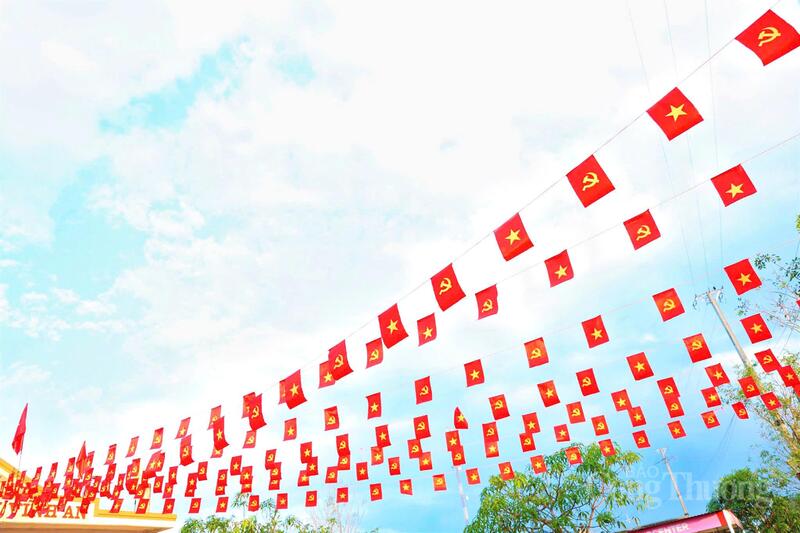 Rực rỡ cờ hoa tại các điểm bỏ phiếu ở Hà Tĩnh. Ảnh: Phúc Sơn