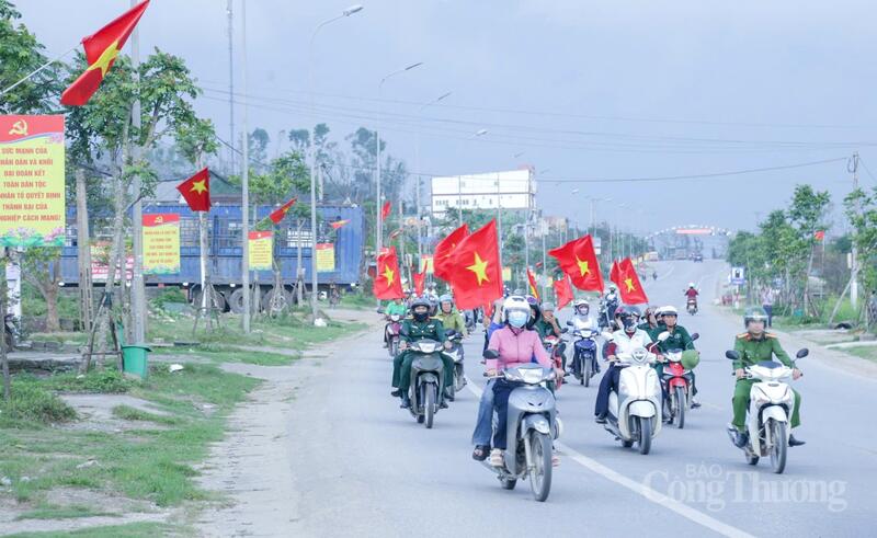 Băng rôn, cờ, khẩu hiệu cũng được triển khai đồng bộ trên các trục đường chính, khu trung tâm, trụ sở cơ quan và khu dân cư ở các xã, phường. Ảnh: Phúc Sơn