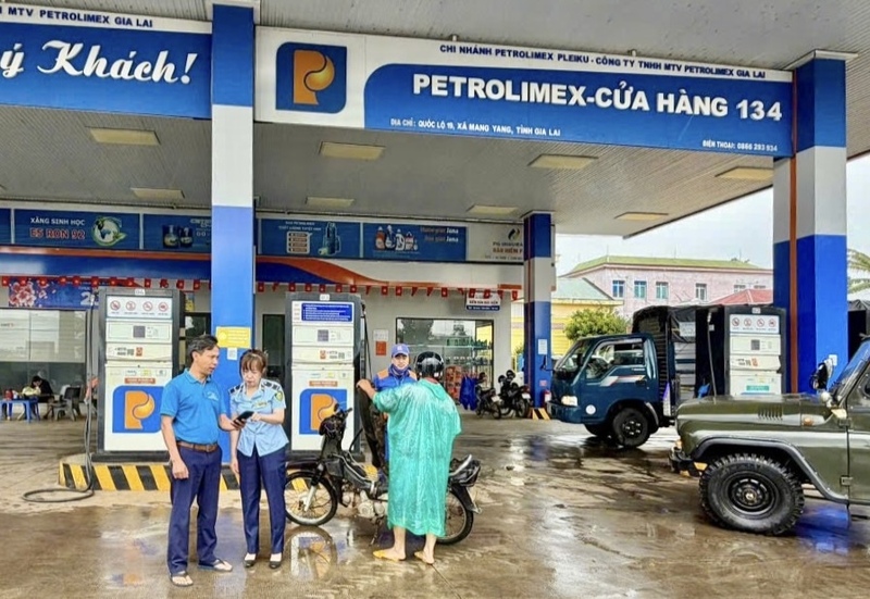 Trọng tâm là đấu tranh với các hành vi đầu cơ, buôn lậu, vận chuyển, tàng trữ, buôn bán xăng dầu trái phép gây ảnh hưởng đến an ninh kinh tế và trật tự an toàn xã hội. Ảnh: QLTT