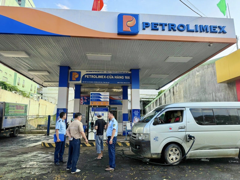 Lực lượng quản lý thị trường kiểm tra hoạt động kinh doanh xăng dầu tại địa phương. Ảnh: QLTT